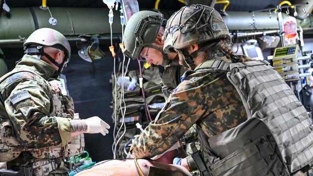 Die Streitkräftebasis und der Sanitätsdienst der Bundeswehr wurden zum 1. April 2025 zusammengeführt und bilden nun das Unterstützungskommando der Bundeswehr. picture alliance/DeFodi Images/Harry Langer