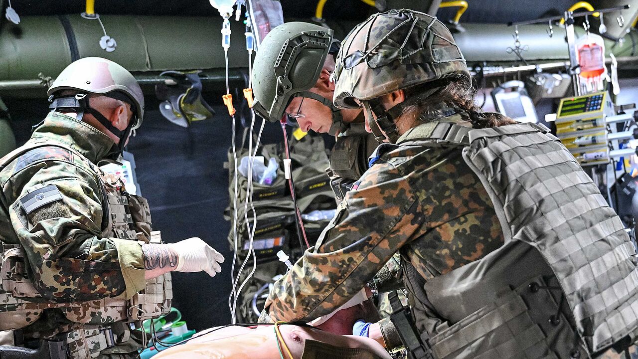 Die Streitkräftebasis und der Sanitätsdienst der Bundeswehr wurden zum 1. April 2025 zusammengeführt und bilden nun das Unterstützungskommando der Bundeswehr. picture alliance/DeFodi Images/Harry Langer