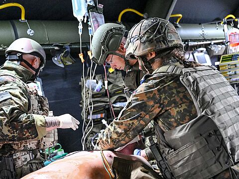 Die Streitkräftebasis und der Sanitätsdienst der Bundeswehr wurden zum 1. April 2025 zusammengeführt und bilden nun das Unterstützungskommando der Bundeswehr. picture alliance/DeFodi Images/Harry Langer
