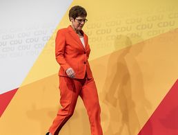 Annegret Kramp-Karrenbauer kündigte an, auf eine Kanzlerkandidatur zu verzichten und in absehbarer Zeit auch den Parteivorsitz abzugeben. Verteidigungsministerin soll sie auf Merkels Wunsch bleiben. Foto: picture alliance/Michael Kappeler/dpa