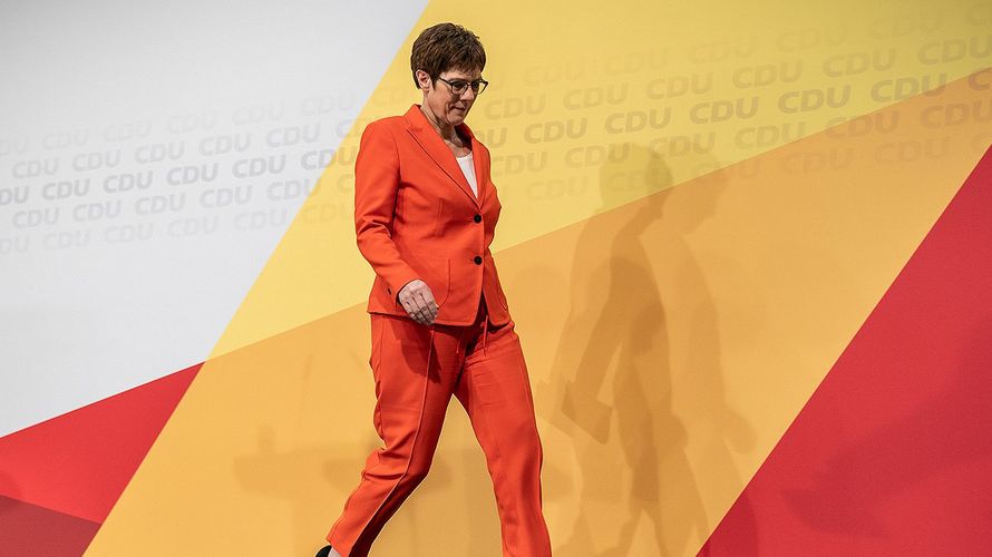 Annegret Kramp-Karrenbauer kündigte an, auf eine Kanzlerkandidatur zu verzichten und in absehbarer Zeit auch den Parteivorsitz abzugeben. Verteidigungsministerin soll sie auf Merkels Wunsch bleiben. Foto: picture alliance/Michael Kappeler/dpa