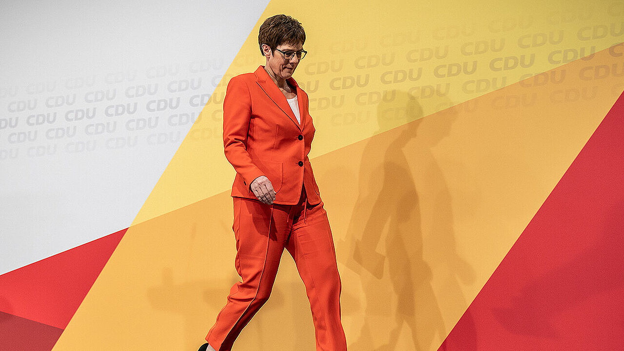 Annegret Kramp-Karrenbauer kündigte an, auf eine Kanzlerkandidatur zu verzichten und in absehbarer Zeit auch den Parteivorsitz abzugeben. Verteidigungsministerin soll sie auf Merkels Wunsch bleiben. Foto: picture alliance/Michael Kappeler/dpa