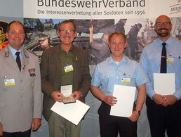Martin Gebauer (li.) mit den Geehrten des Bezirks 5 (Foto: DBwV)