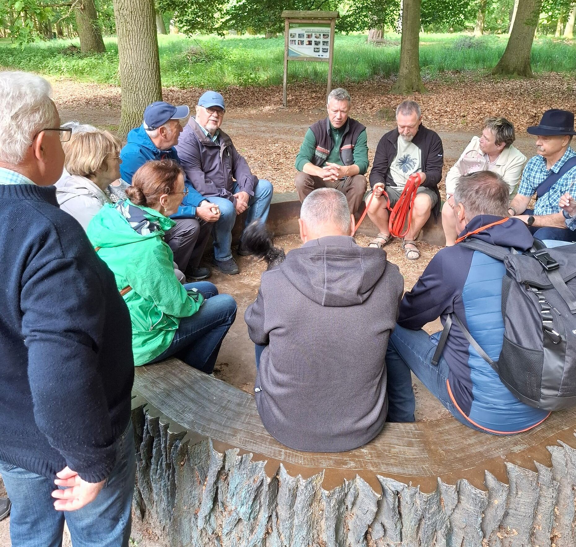 Eine kurze Pause während des Rundganges nutzte der Forstmann Ralf Sodmann, um die Geschichten rund um die alten Eichen zu erzählen. Foto: Annegret Jetschick