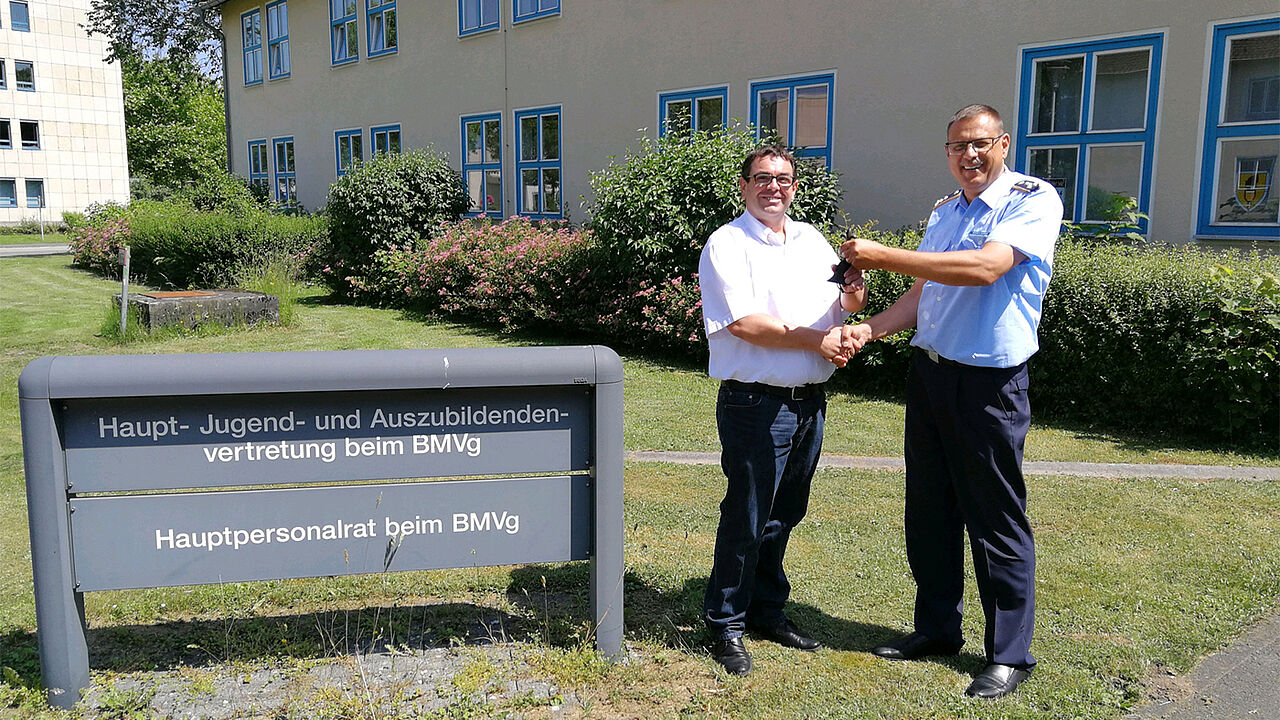Stabshauptmann Martin Vogelsang übergibt die Sitzungsglocke an Torsten Schmidt Foto: HPR/Hahn