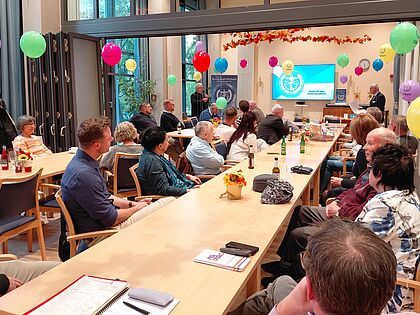 In diesem Jahr diente der Kieztreff der KERH Berlin NordOst auch dazu, den 35. Geburtstag der Kameradschaft zu feiern. Foto: Hans-Joachim Bernhardt