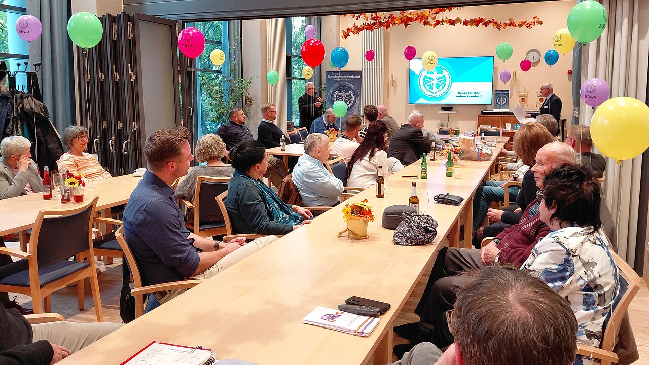 In diesem Jahr diente der Kieztreff der KERH Berlin NordOst auch dazu, den 35. Geburtstag der Kameradschaft zu feiern. Foto: Hans-Joachim Bernhardt