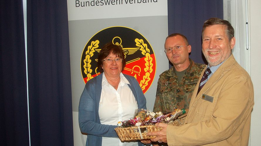 Ingrid Trittin (li.) wurde durch Peter Braunshausen (re.) und den Bezirksvorsitzenden 3, Oberstleutnant Jörg Struckmeier, aus dem Landesverband Nord verabschiedet (Foto: DBwV/LV Nord)