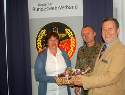 Ingrid Trittin (li.) wurde durch Peter Braunshausen (re.) und den Bezirksvorsitzenden 3, Oberstleutnant Jörg Struckmeier, aus dem Landesverband Nord verabschiedet (Foto: DBwV/LV Nord)