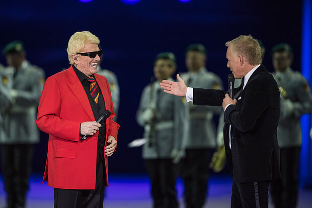 Gut gelaunt: Johannes B. Kerner (r.), hier mit Stargast Heino, führte durch die Show Foto: Pierre Johne