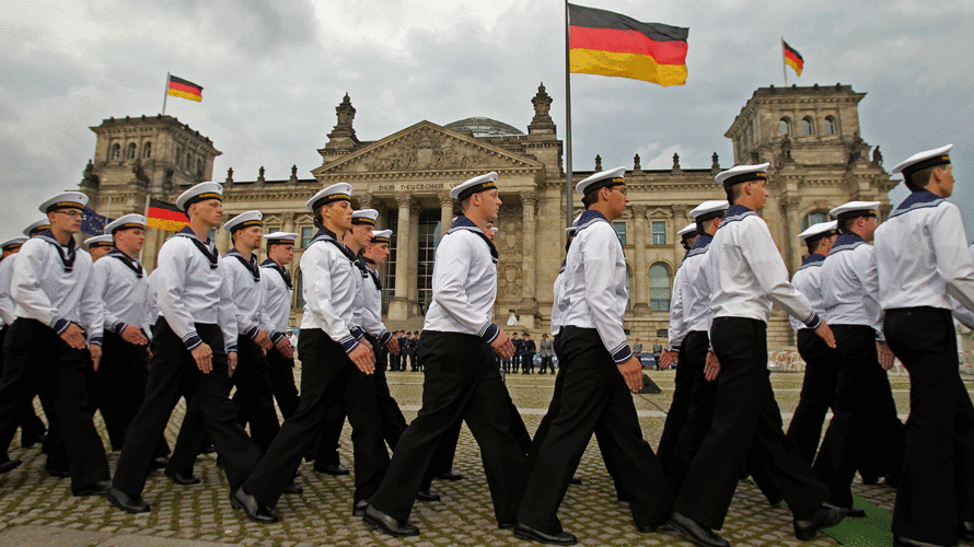 Soldaten des Wachbataillons vor dem Reichstagsgebäude. Foto: Bundeswehr/Sebastian Wilke
