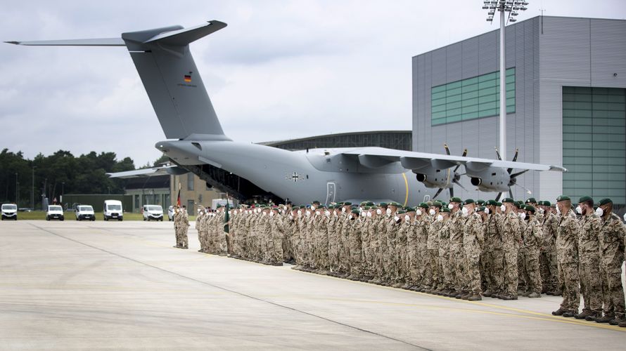 Wunstorf, 30. Juni 2021: 264 deutsche Soldatinnen und Soldaten sind gerade gelandet, sie waren die letzten Bundeswehr-Kräfte in Afghanistan. Kein Politiker ist vor Ort, um sie in Empfang zu nehmen. Foto: Bundeswehr/Torsten Kraatz