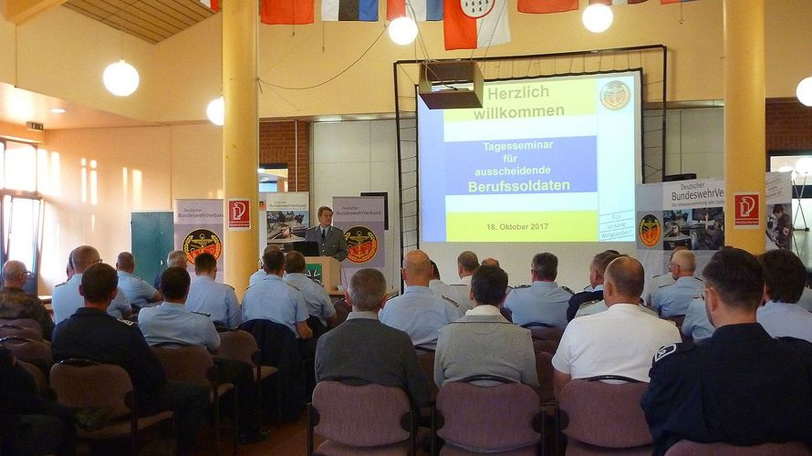 Oberstleutnant Andreas Bruckner bei der Begrüßung der Seminarteilnehmer (Foto: Andreas Wulf)