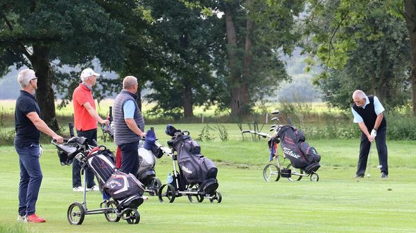 Am Turnier nahmen Sportler vom Hobbygolfer bis zum Profi teil. Foto BAS