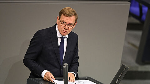 Johann Wadephul (CDU), Außenminister, spricht im Bundestag bei der Debatte um die Beteiligung bewaffneter deutscher Streitkräfte an der Mission EUNAVFOR Aspides. Foto: Picture Allience/ Michael Brandt