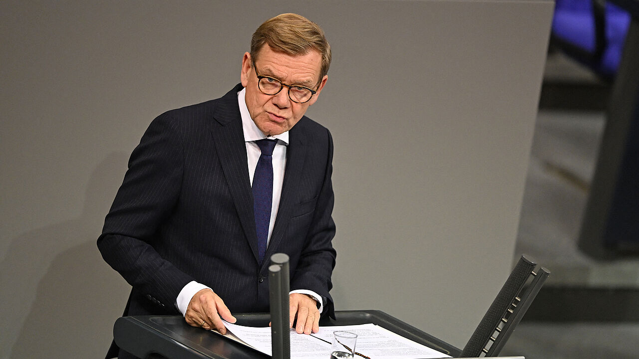 Johann Wadephul (CDU), Außenminister, spricht im Bundestag bei der Debatte um die Beteiligung bewaffneter deutscher Streitkräfte an der Mission EUNAVFOR Aspides. Foto: Picture Allience/ Michael Brandt