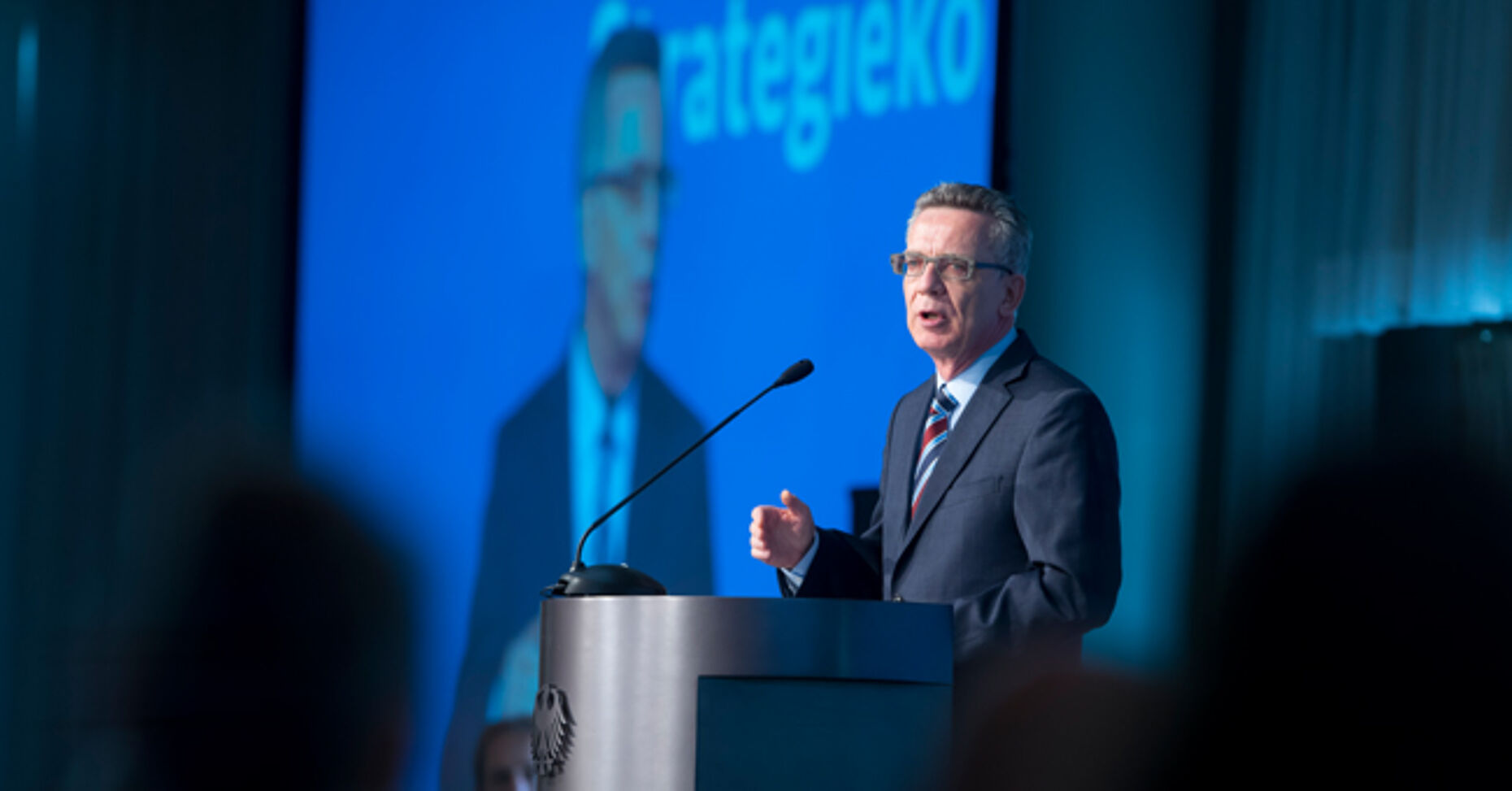 Bundesinnenminister Dr. Thomas de Maizière bei seiner Rede auf dem Strategiekongress Demografie am 22. September 2015 (Quelle: Henning Schacht)