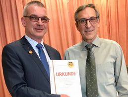 Oberstabsfeldwebel Stefan Weyer (l.) erhält die Dankesurkunde des Bundesvorsitzenden des DBwV vom Landesvorsitzenden Stärk Foto: DBwV