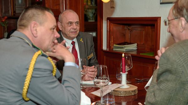 Bezirksvorsitzendem Matthias Schneider (m) im Gespräch mit Mandatsträgern, hier mit dem Vorsitzenden der StoKa Müllheim und der TruKa D/F-Brigade, Oberstabsfeldwebel Eric Lars Fischer. Foto: Ingo Kaminsky