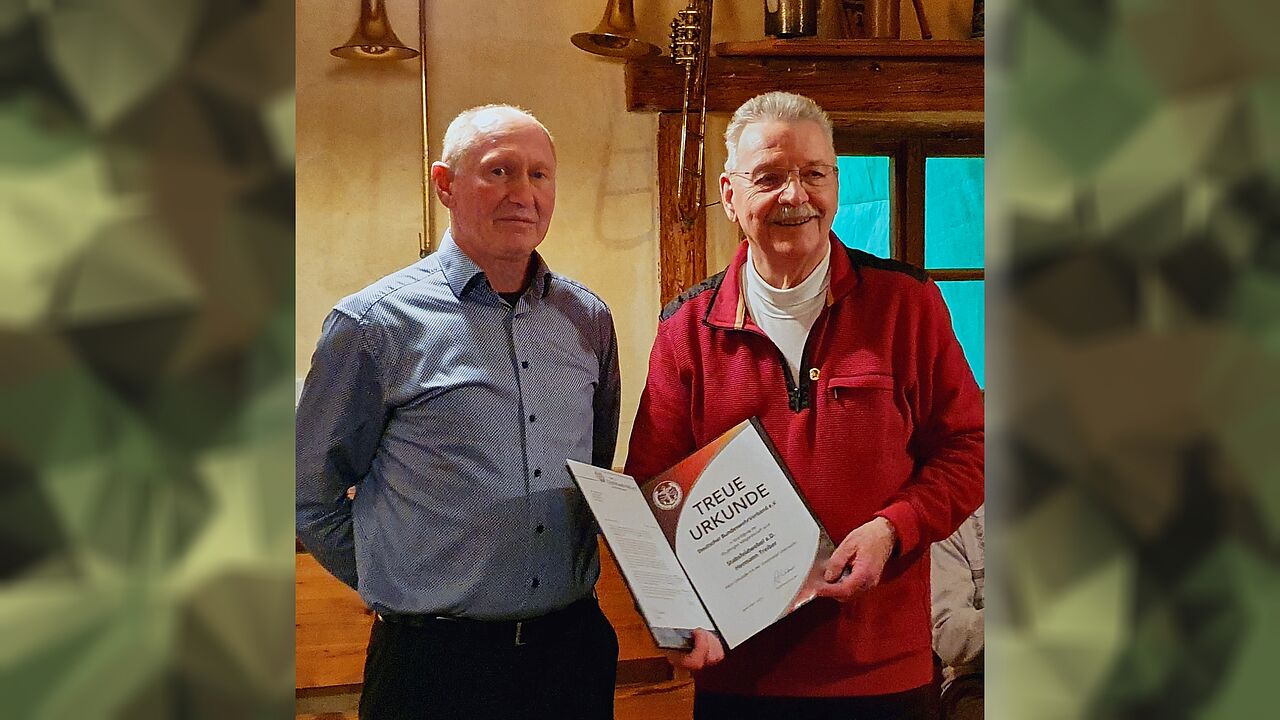 Beim festlichen Jahresabschlussessen der KERH Neuburg/Donau erfuhr Stabsfeldwebel a.D. Hermann Treiber für beeindruckende 50 Jahre Mitgliedschaft und seinen Einsatz als Beisitzer die Anerkennung des DBwV. Foto: Birngruber