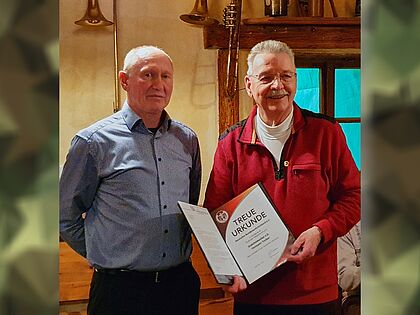 Beim festlichen Jahresabschlussessen der KERH Neuburg/Donau erfuhr Stabsfeldwebel a.D. Hermann Treiber für beeindruckende 50 Jahre Mitgliedschaft und seinen Einsatz als Beisitzer die Anerkennung des DBwV. Foto: Birngruber