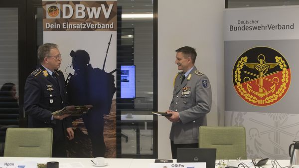 Zum Schluss bedankte sich Hauptmann Andreas Steinmetz (l.) bei Oberstabsfeldwebel Frank Schmitt für den Einsatz als Beauftragter für die DBwV-Ansprechpartner im Einsatz. Foto: DBwV/Paul Seraphim