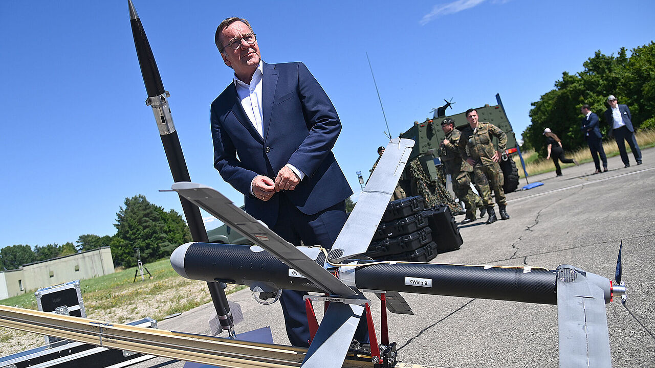 Beim Besuch im Innovationslabor der Bundeswehr in Erding im Juli wurden Verteidigungsminister Boris Pistorius verschiedene Drohnenmodelle vorgeführt, die zurzeit von der Bundeswehr getestet werden. Foto: picture alliance/dpa/Frank Hoermann/Sven Simon
