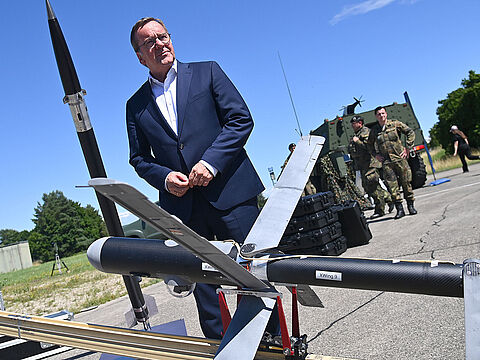 Beim Besuch im Innovationslabor der Bundeswehr in Erding im Juli wurden Verteidigungsminister Boris Pistorius verschiedene Drohnenmodelle vorgeführt, die zurzeit von der Bundeswehr getestet werden. Foto: picture alliance/dpa/Frank Hoermann/Sven Simon