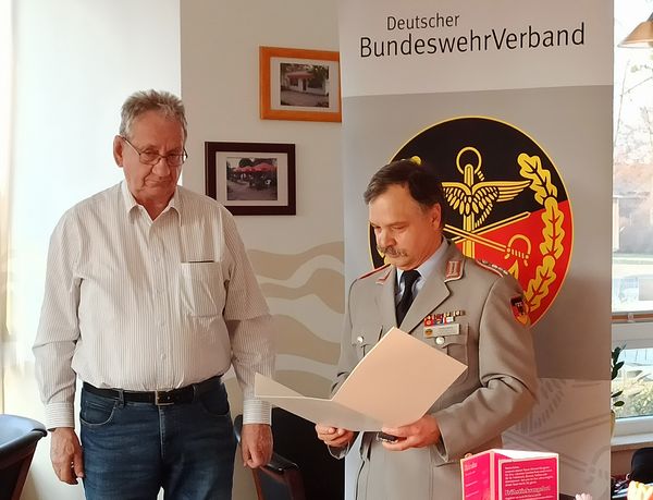 Hauptmann a. D. Steffen Braun (r) zeichnet den bisherigen Schriftführer Hauptmann a. D: Michael Ave´-Lallemant mit der Ehrennadel des Deutschen BundeswehrVerbandes in Gold aus. Foto: Steffen Braun