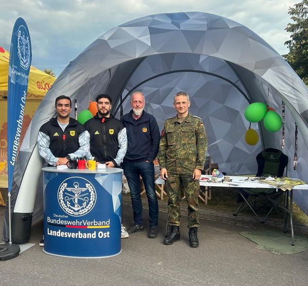 Auch die frischgebackenen Europameister im Zweierbob Adam und Issam Ammour informierten sich über die Arbeit des DBwV. Foto: Alexander Dreiser