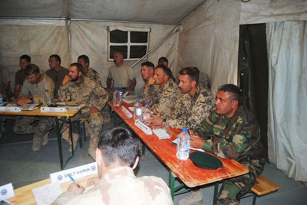 Jared Sembritzki (2.v.r.) während einer Operationsplanung in Afghanistan  Foto: privat
