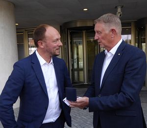 Der Delegationsleiter, Hauptmann d.R. Thomas Viertel, überreicht Staatssekretär Marco Wanderwitz eine Plakette des DBwV. Foto: DBwV/Hädicke