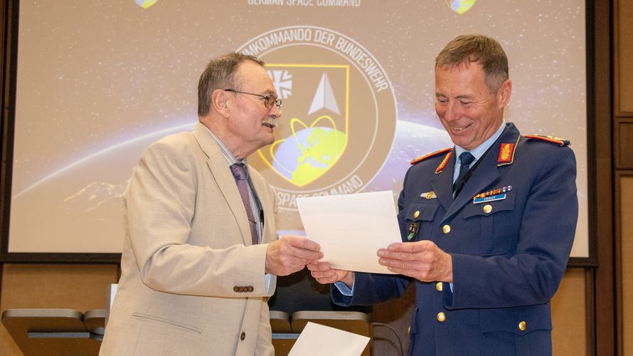 Mit einer Dankurkunde bedankte sich der Vorsitzende der KERH Strausberg, Horst Matschey (links) beim Kommandeur des Weltraumkommando der Bundeswehr, Generalmajor Michael Traut. Foto: Matschey
