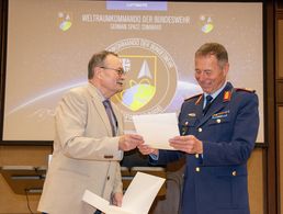 Mit einer Dankurkunde bedankte sich der Vorsitzende der KERH Strausberg, Horst Matschey (links) beim Kommandeur des Weltraumkommando der Bundeswehr, Generalmajor Michael Traut. Foto: Matschey