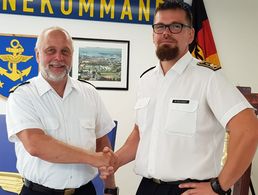 Bereit für neue Aufgaben: Hauptbootsmann Michael Ebersbach (r.) übernimmt das Amt von Kapitänleutnant Uwe Sonntag Foto: DBwV