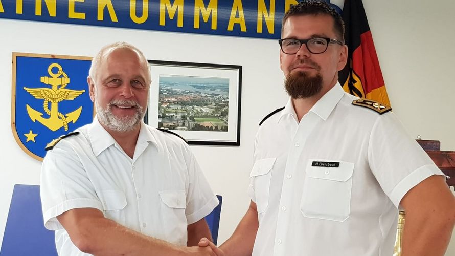 Bereit für neue Aufgaben: Hauptbootsmann Michael Ebersbach (r.) übernimmt das Amt von Kapitänleutnant Uwe Sonntag Foto: DBwV
