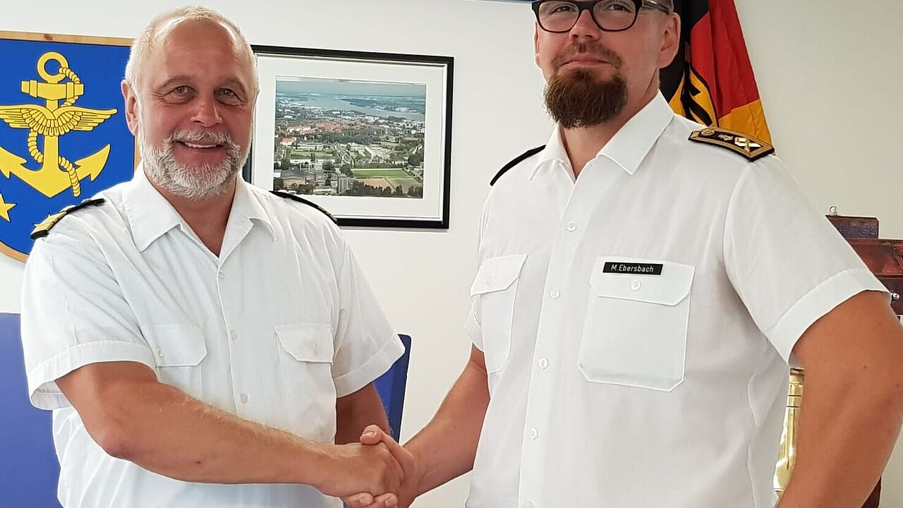 Bereit für neue Aufgaben: Hauptbootsmann Michael Ebersbach (r.) übernimmt das Amt von Kapitänleutnant Uwe Sonntag Foto: DBwV