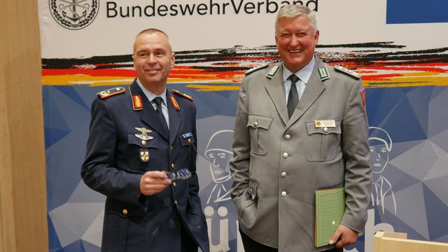 Generalmajor Andreas Hoppe (l.) mit dem Landesvorsitzenden Nord, Oberst Thomas Behr. Foto: LV Nord