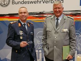 Generalmajor Andreas Hoppe (l.) mit dem Landesvorsitzenden Nord, Oberst Thomas Behr. Foto: LV Nord