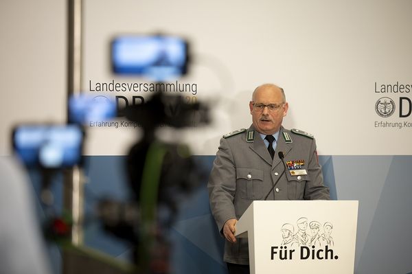 Landesvorsitzender Oberstleutnant Lutz Meier eröffnete die Versammlung in den Räumen der Berliner Bundesgeschäftsstelle des DBwV. Foto: DBwV/Yann Bombeke