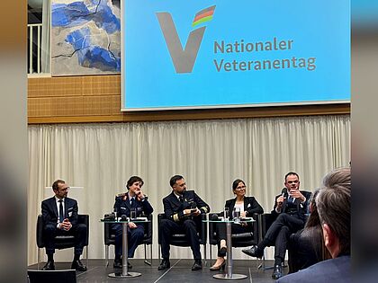 In einer Diskussionsrunde mit MdB T. Röwekamp (Vorsitzender des Verteidigungsausschuss), Generaloberstabsarzt Dr. N. Schilling (Stellvertreterin des Generalinspekteurs), Susanne Wißfeld (Firma. Randstad) und Bas Wels (Head of UKR support NATO) wurde die Veteranenthematik umfangreich besprochen. Foto: Ralph Kohlen