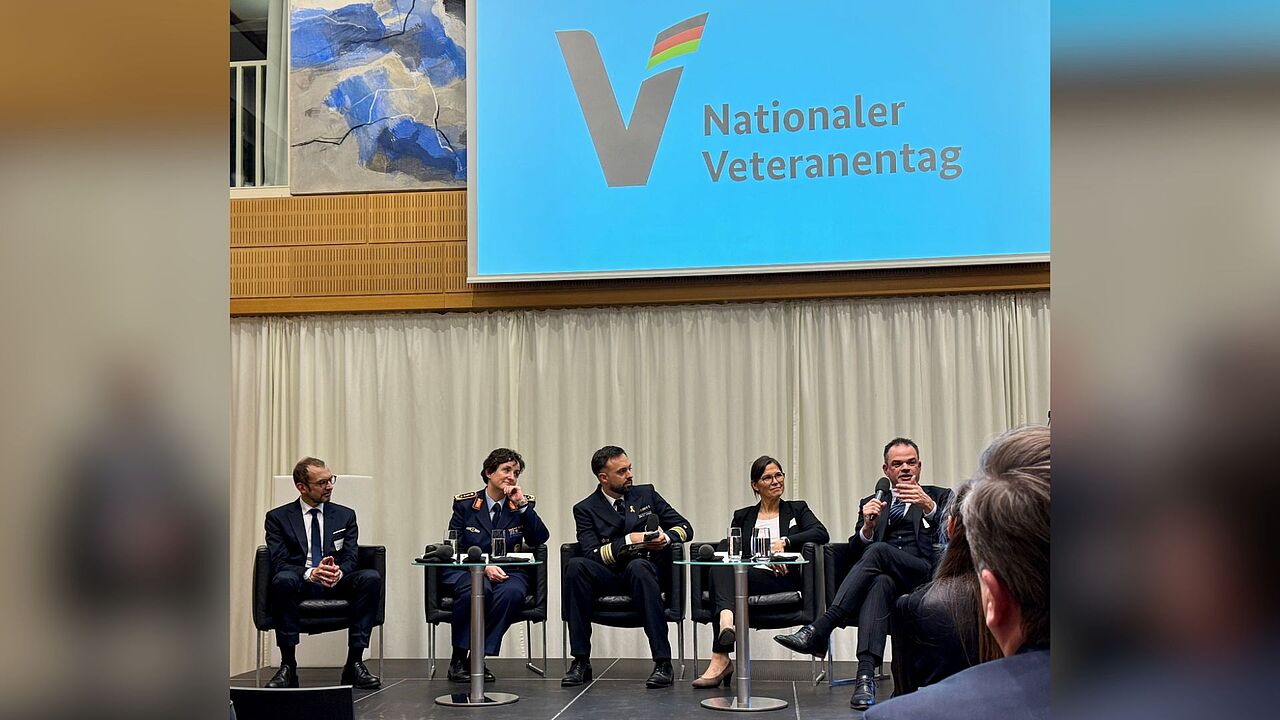 In einer Diskussionsrunde mit MdB T. Röwekamp (Vorsitzender des Verteidigungsausschuss), Generaloberstabsarzt Dr. N. Schilling (Stellvertreterin des Generalinspekteurs), Susanne Wißfeld (Firma. Randstad) und Bas Wels (Head of UKR support NATO) wurde die Veteranenthematik umfangreich besprochen. Foto: Ralph Kohlen