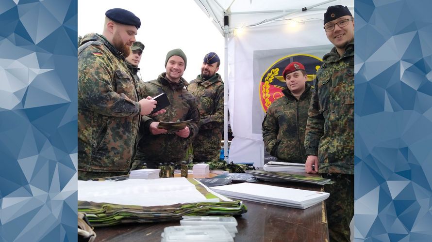 Die Vorstandsmitglieder der TruKa Barnim-Kaserne, Obermaat Martin Krebs und Oberfeldwebel Lisa Bockshammer (1.u.2.v.r.) konnten viele Besucher des Weihnachtsmarktes am Info-Stand des DBwV begrüßen und sich dabei über die aktuelle Verbandspolitik austauschen. Foto: Christian Weber