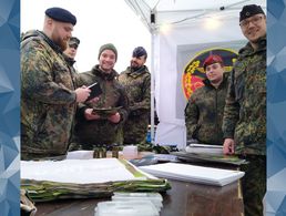 Die Vorstandsmitglieder der TruKa Barnim-Kaserne, Obermaat Martin Krebs und Oberfeldwebel Lisa Bockshammer (1.u.2.v.r.) konnten viele Besucher des Weihnachtsmarktes am Info-Stand des DBwV begrüßen und sich dabei über die aktuelle Verbandspolitik austauschen. Foto: Christian Weber