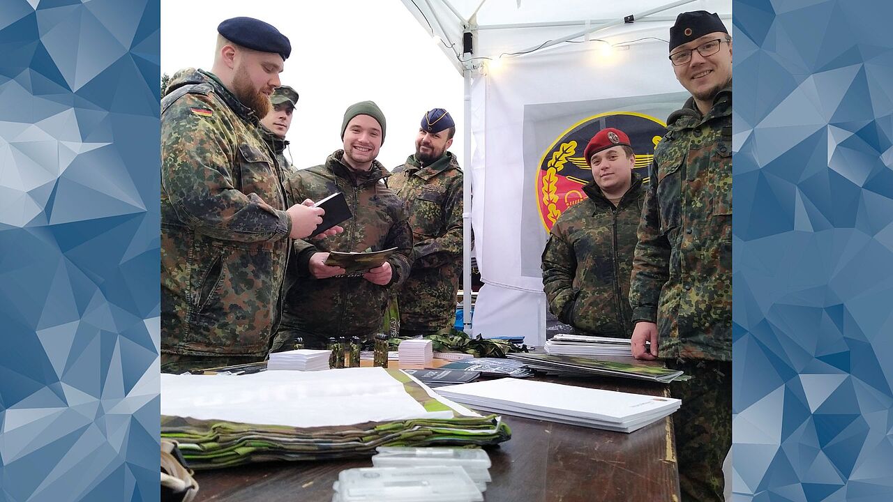 Die Vorstandsmitglieder der TruKa Barnim-Kaserne, Obermaat Martin Krebs und Oberfeldwebel Lisa Bockshammer (1.u.2.v.r.) konnten viele Besucher des Weihnachtsmarktes am Info-Stand des DBwV begrüßen und sich dabei über die aktuelle Verbandspolitik austauschen. Foto: Christian Weber