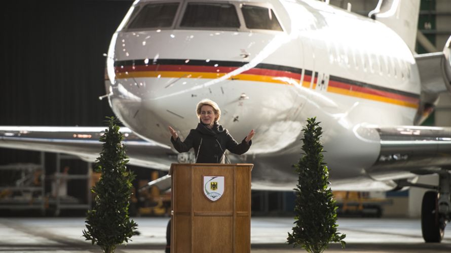 Neues „Exzellenzzentrum“: Ministerin von der Leyen bei der Indienststellung des Luftfahrtamtes der Bundeswehr. (Quelle: dpa)