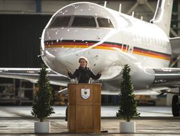 Neues „Exzellenzzentrum“: Ministerin von der Leyen bei der Indienststellung des Luftfahrtamtes der Bundeswehr. (Quelle: dpa)