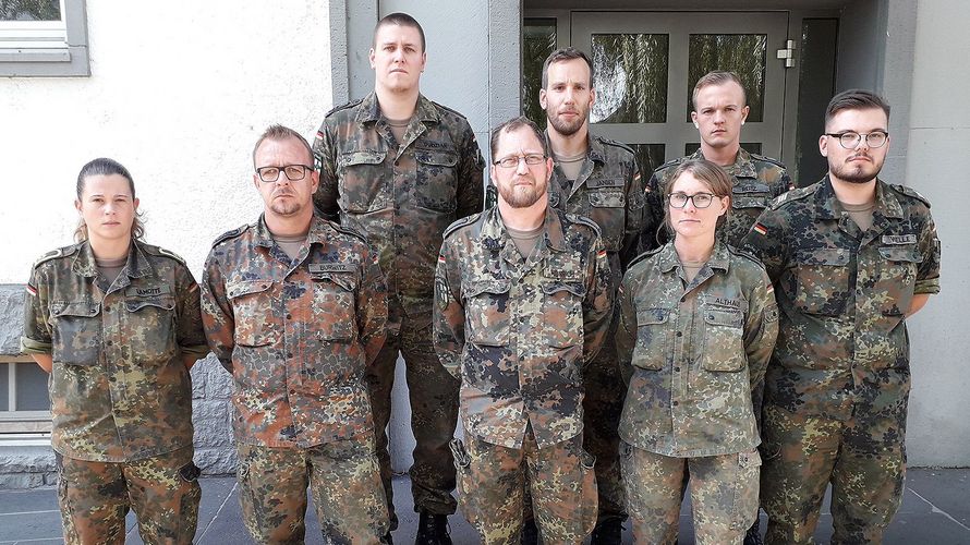 Hauptfeldwebel Stefan Janßen (hinten Mitte) mit einem Teil des neu gewählten Vorstands: Oberfeldwebel Florian Dudziak, Oberfeldwebel Nico Reitz, Oberbootsmann Aljona Lamotte, Stabsfeldwebel Klaus Burwitz, Stabsunteroffizier Knut Heinrich, Stabsunteroffizier Anna Karina Althaus und Hauptgefreiter Aaron Welle. Foto: G. Arleth