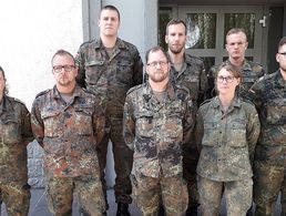 Hauptfeldwebel Stefan Janßen (hinten Mitte) mit einem Teil des neu gewählten Vorstands: Oberfeldwebel Florian Dudziak, Oberfeldwebel Nico Reitz, Oberbootsmann Aljona Lamotte, Stabsfeldwebel Klaus Burwitz, Stabsunteroffizier Knut Heinrich, Stabsunteroffizier Anna Karina Althaus und Hauptgefreiter Aaron Welle. Foto: G. Arleth
