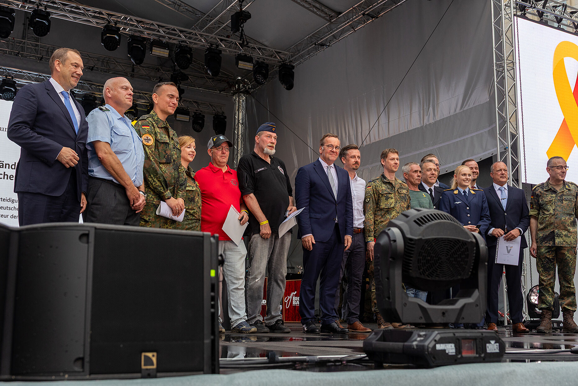 Verteidigungsminister Boris Pistorius ehrte zwölf Veteraninnen und Veteranen mit dem Veteranenabzeichen. Foto: DBwV/Yann Bombeke